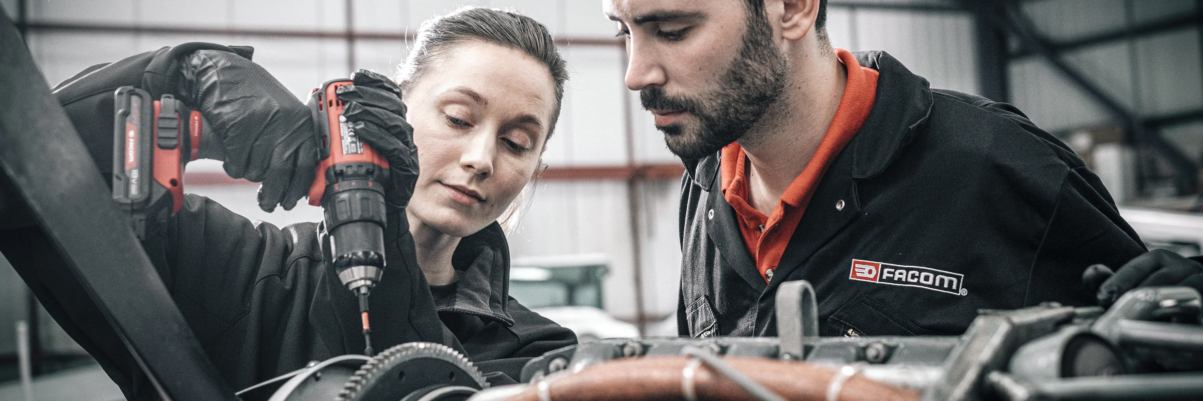 Professionnels utilisant de l'outillage FACOM en atelier